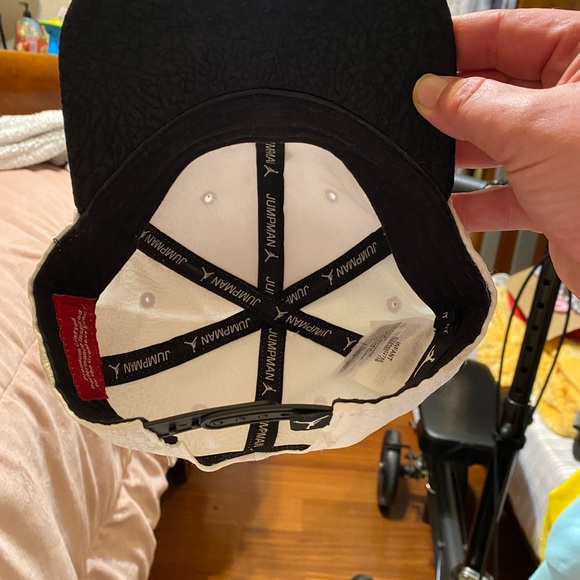 White and black Jordan snap back hat for infant - Picture 2 of 4